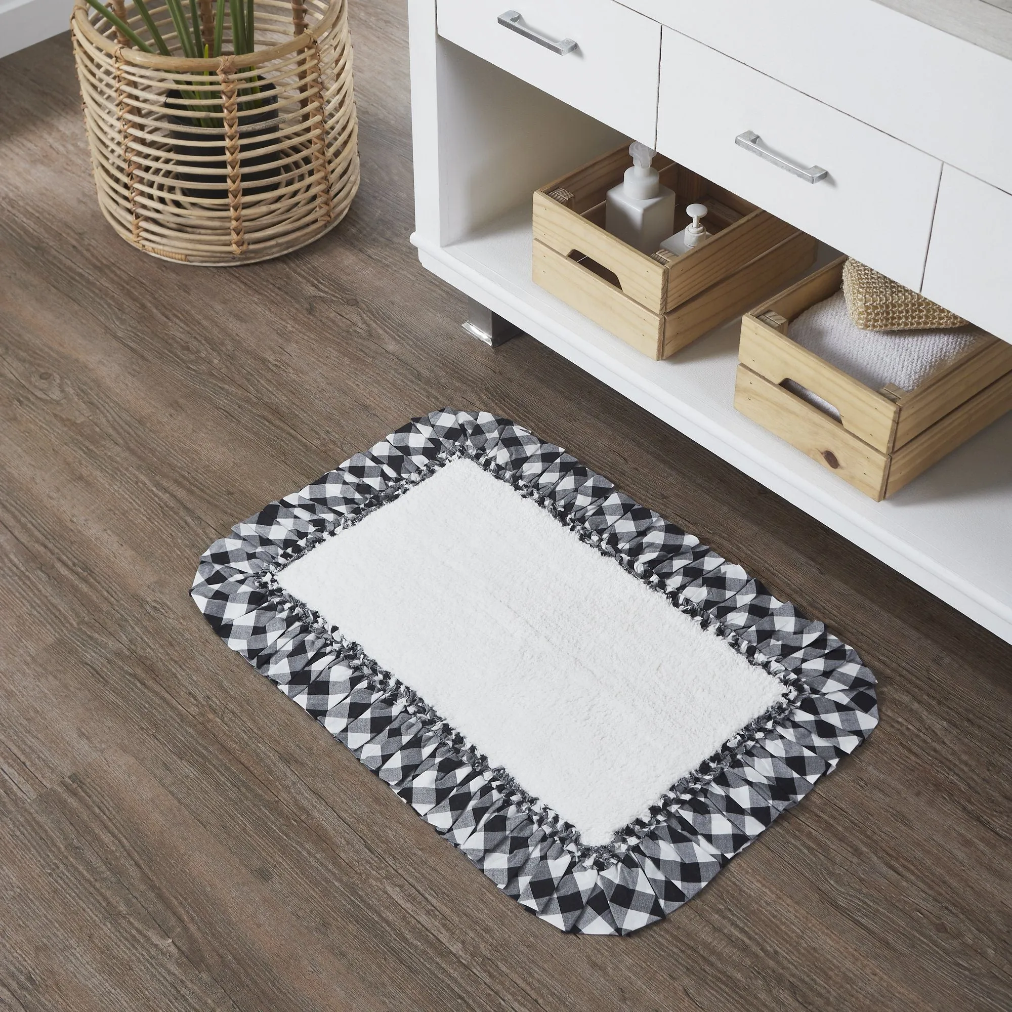 7qAnnie-Black-Buffalo-Check-Bathmat-20x30-1